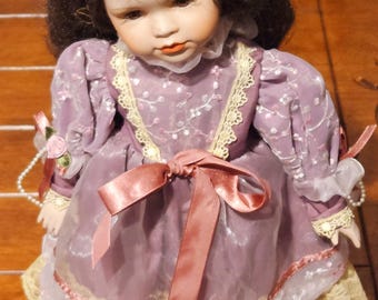 ヴィンテージの手作りコレクターズアイテム、ピンクの花柄ドレスを着た