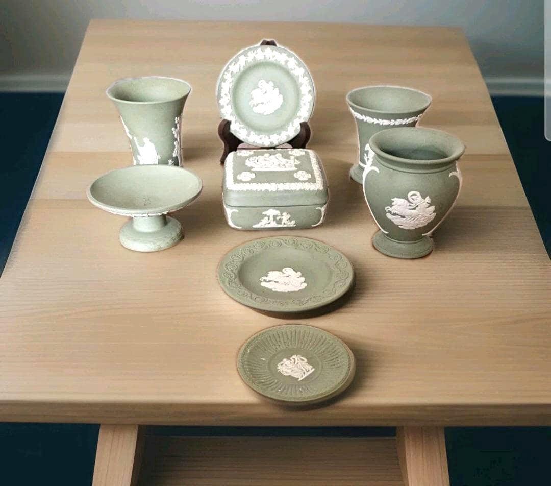 ウェッジウッド ジャスパーウェア コレクション：セージグリーンの花瓶