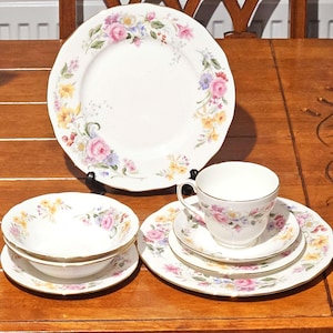 Service de table 630 en porcelaine tendre Memories duchesse - Motif floral de fleurs sauvages, service de salle à manger vintage 8 pièces, Porcelaine anglaise
