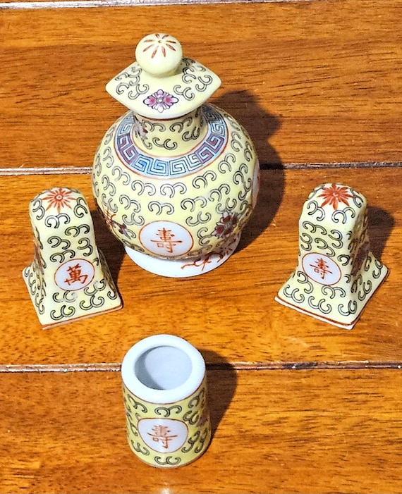 Vintage Jingdezhen Mun Shou Famille Rose Yellow Cruet Set Chinese