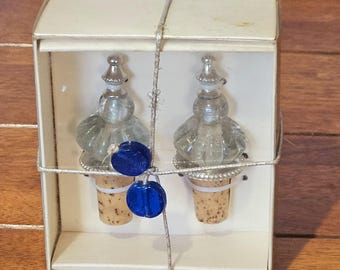 Set mit 2 Glas Edelstein Weinflaschenverschlüssen • Vintage Korken • Neu in Box • Barware Geschenk