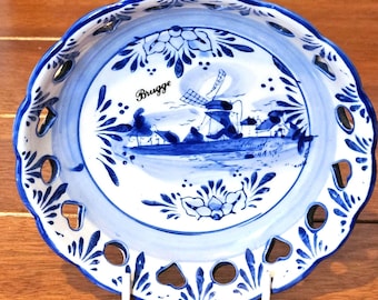 Bombonera vintage de cerámica de Delft – Escena de molino de viento pintada a mano – Borde festoneado – Plato de cerámica azul y blanca de Holanda