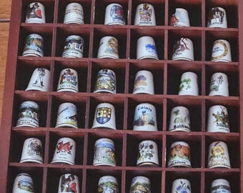 木製の壁掛け式指ぬきディスプレイケース + 36 個の指ぬきコレクション