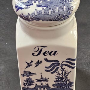 Regal Ceramics. Tea Storage Cady Jar  Canister Old Willow Pattern Vintage 1960