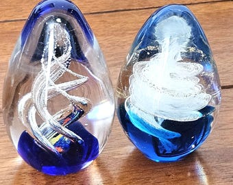 ヴィンテージの吹きガラス製アートペーパーウェイト：青と透明ガラスの