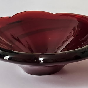 Cenicero y cuenco de cristal artístico de mediados de siglo, color rojo sangre rubí, de Flygfors, Suecia, con forma de flor.