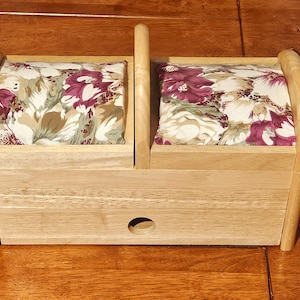 Costurero de madera estilo acordeón vintage de mediados de siglo: diseño voladizo de dos niveles con tapiz floral acolchado, como nuevo.