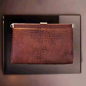 Bolso de mano vintage de piel de reptil texturizada brillante marrón grande de los años 50 fabricado en Inglaterra