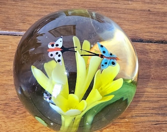 Pisapapeles de vidrio artístico: lirio amarillo soplado con mariposas