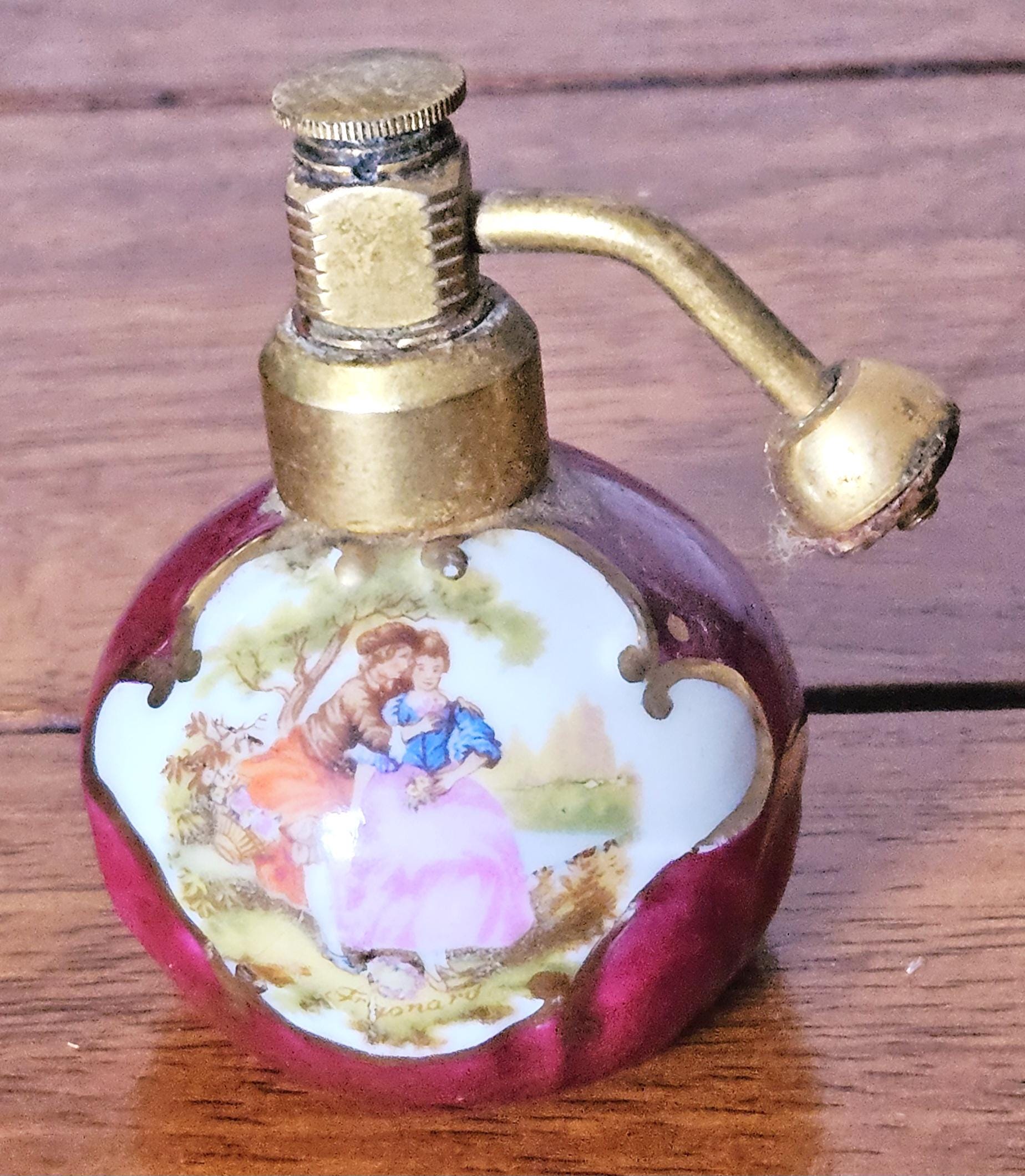 ヴィンテージの赤いリモージュ磁器製香水アトマイザーボトル：フランス