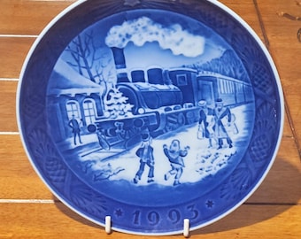 Royal Copenhagen 1993 Christmas Plate “Christmas Guests” Annual Plate Denmark
