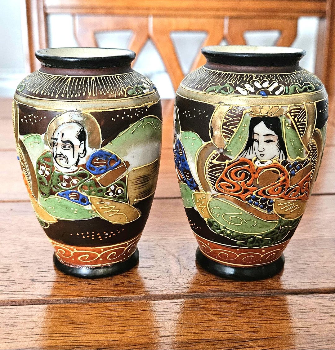 アンティークな日本製薩摩焼盛上げ花瓶、手描きミニチュアペア、上質な