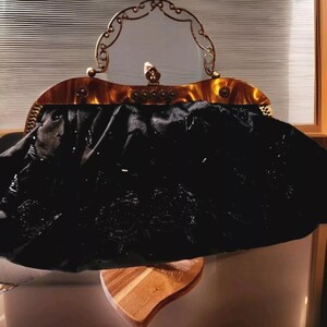 Bolso de mano vintage de estilo gótico negro con cuentas de satén y asa de filigrana de latón con cierre de tortuga