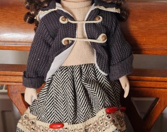 Poupée en porcelaine Shannon : cheveux noirs, deux tenues, boîte d'origine