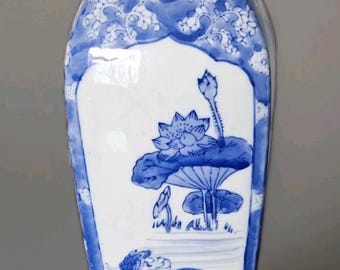 Jarrón chino antiguo de porcelana con motivos florales, pintado a mano en azul y blanco, firmado.