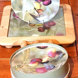 Juego de tabla de quesos y cuchillos Easy Life de pino con tapa de cristal y 4 platos a juego / Set para servir embutidos / Regalo elegante para amantes del queso (Nuevo)