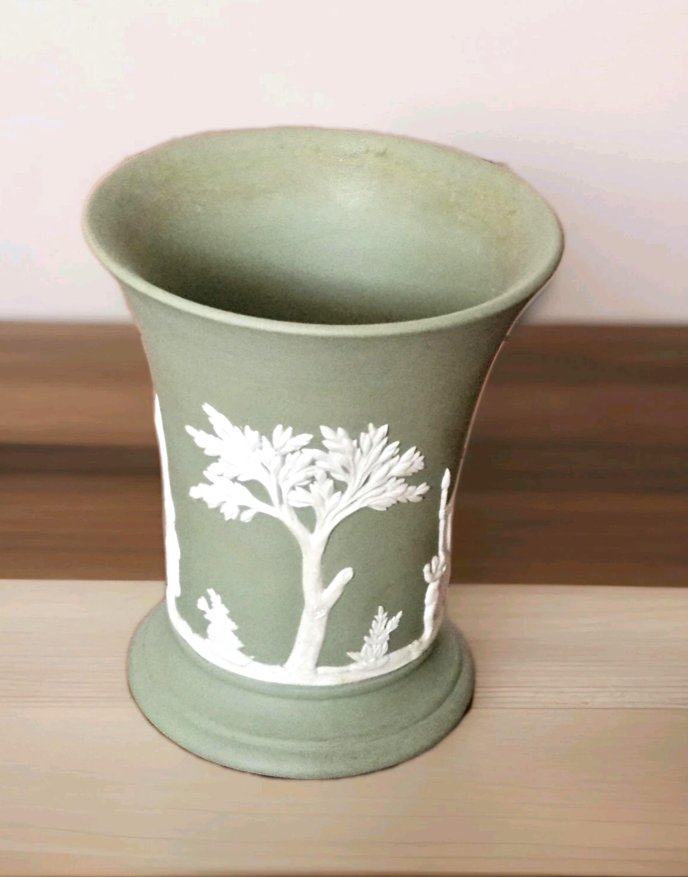 グリーンウッド 花瓶　陶器 ウェッジウッド ジャスパーウェア コレクション：セージグリーンの花瓶