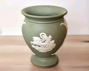 ウェッジウッド ジャスパーウェア コレクション：セージグリーンの花瓶