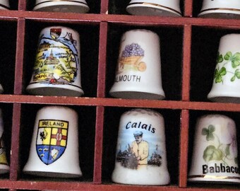 木製の壁掛け式指ぬきディスプレイケース + 36 個の指ぬきコレクション