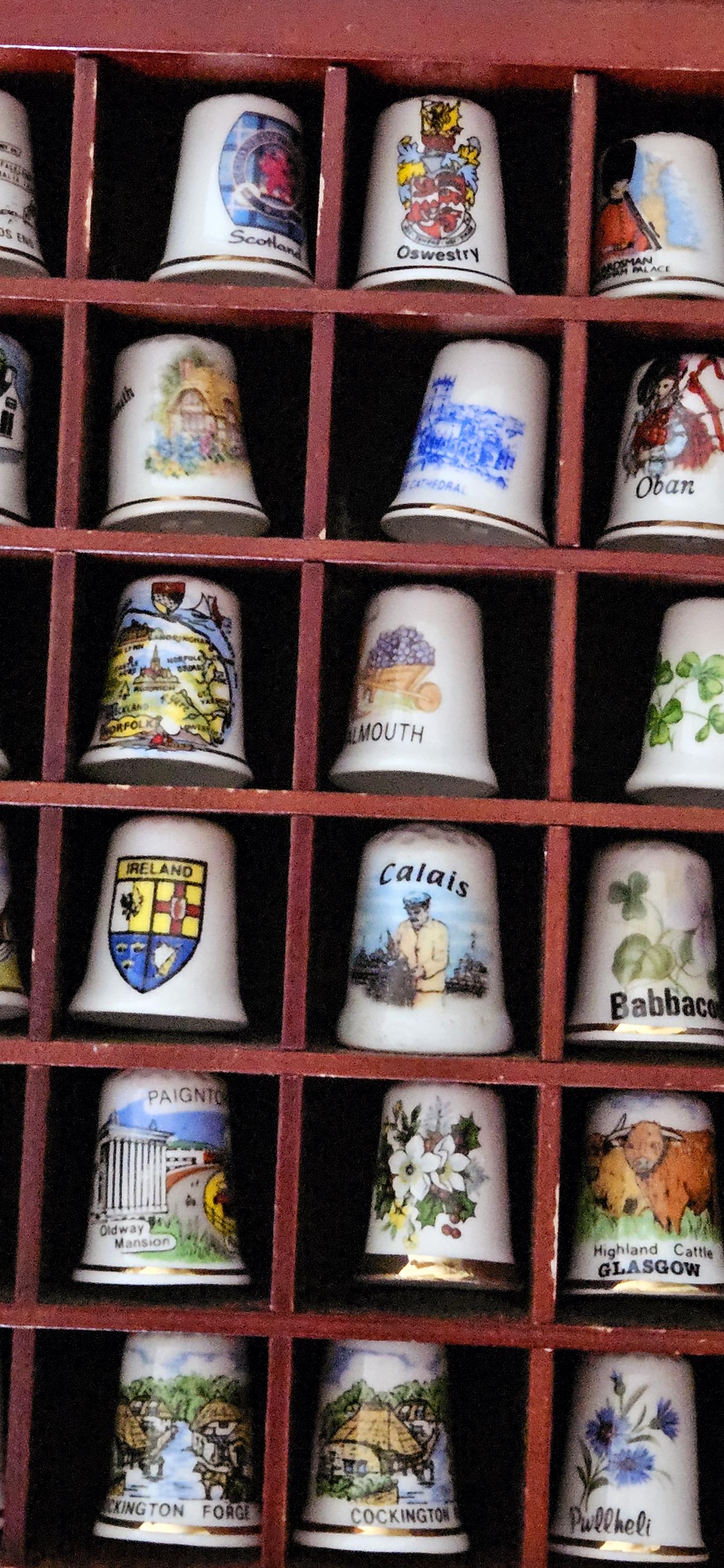 木製の壁掛け式指ぬきディスプレイケース + 36 個の指ぬきコレクション