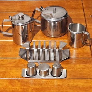 Vintage 1970er Jahre Edelstahl Tee-Set – Frühstücks-Set Teekanne, Wärmkanne, Milch-Kännchen & Menage-Set Toast Rack Made in Hong Kong