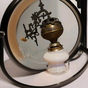 Applique murale victorienne antique en laiton, couronne rococo, abat-jour floral blanc lait