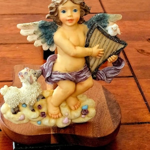 Italienische Vintage Engel-Figur – Renaissance Engel mit Harfe und Kätzchen