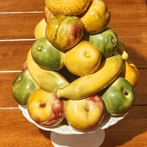 Topiaria di frutta in maiolica d'epoca: centrotavola in ceramica portoghese con ciotola bianca in rilievo