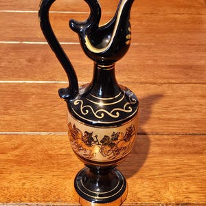 Jarra/florero de cerámica vintage KA, hecha a mano en Grecia, con detalles en oro negro de 24 quilates y escena de la mitología griega antigua. Firmada por KA.