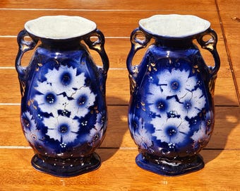 Par de vasos antigos eduardianos com alças duplas, em azul cobalto com detalhes florais e dourados, c. 1900