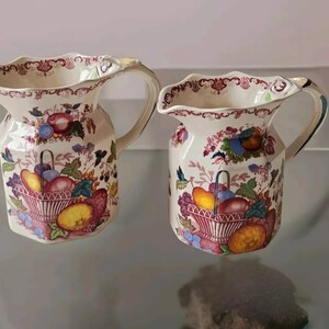 Para zabytkowych dzbanków z porcelany Ironstone Patent Mason's w kształcie kosza na owoce w stylu angielskim
