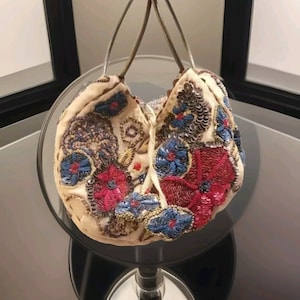 Bolso tipo brazalete con cuentas hechas a mano, bolso tipo brazalete con flores de seda, detalles únicos