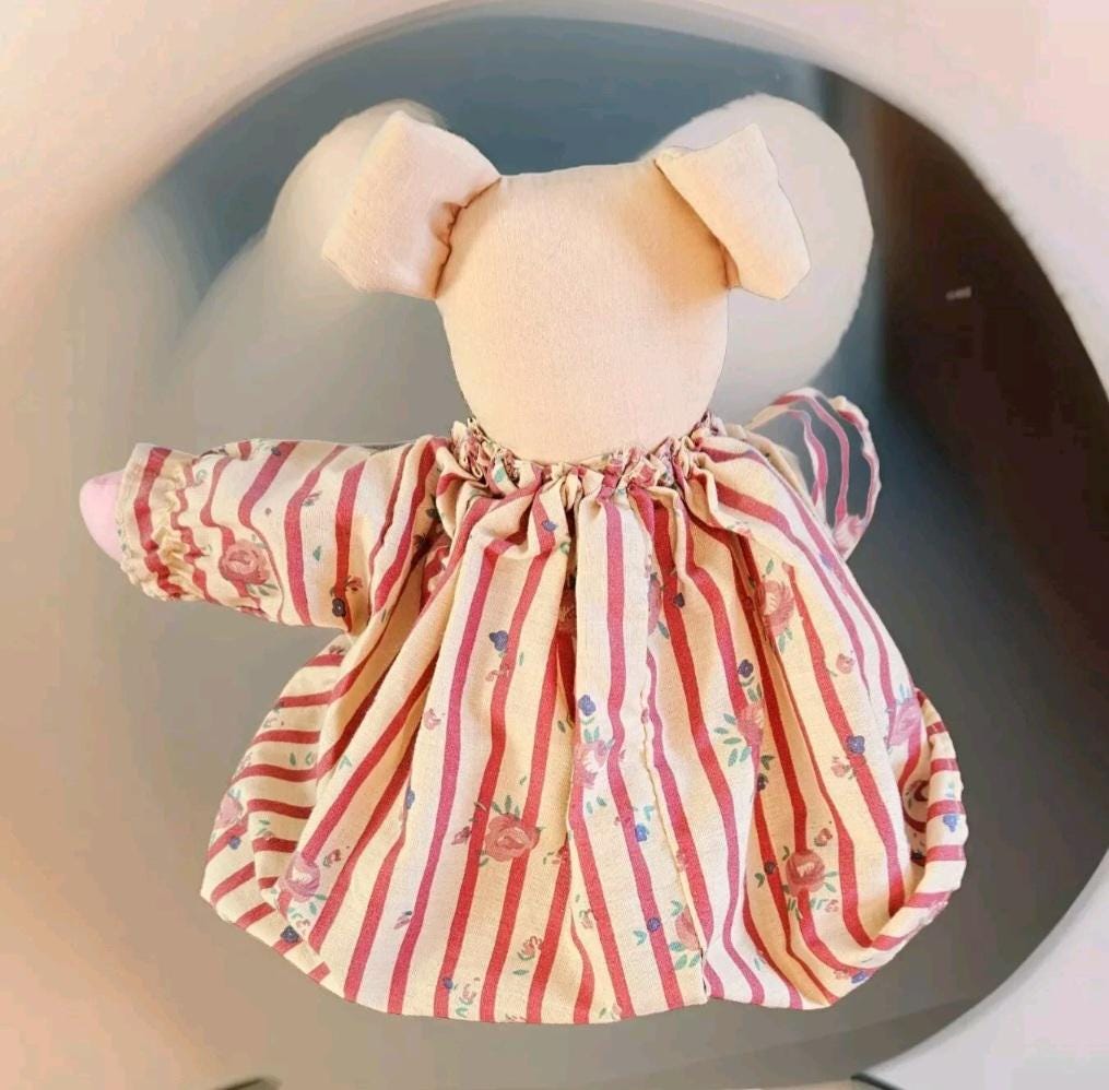 ヴィンテージの手作りコレクターズアイテム、ピンクの花柄ドレスを着た