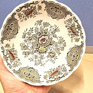 Könnte beinhalten: Ein Set aus drei Keramikbechern mit gesprenkelter, matter Oberfläche. Die Becher sind in Creme-, Hellgrau- und Dunkelgrautönen gehalten. Jeder Becher hat ein schlichtes, minimalistisches Design und einen abgerundeten Griff.