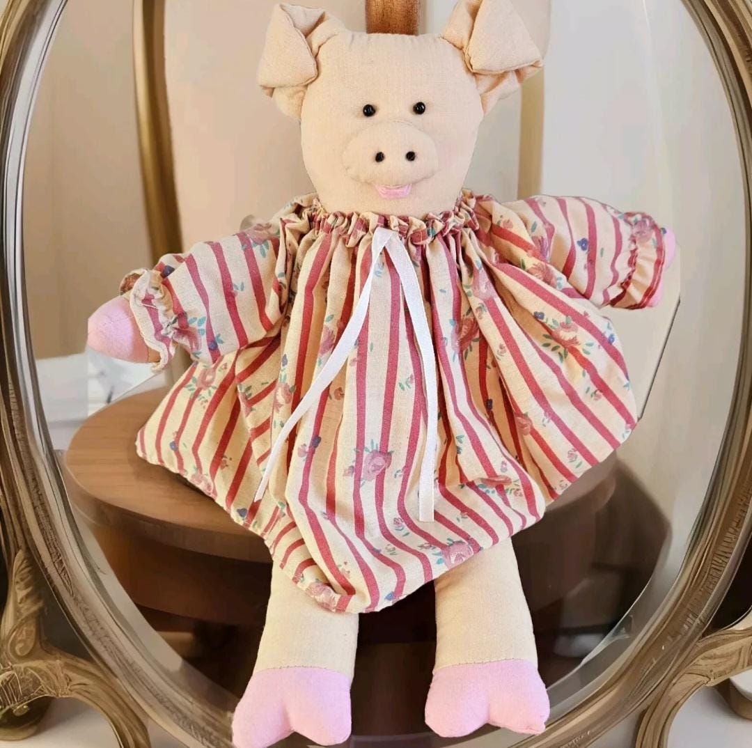 ヴィンテージの手作りコレクターズアイテム、ピンクの花柄ドレスを着た