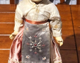 ヴィンテージの中国の人形の女の子の三つ編み、観光土産、キッチュな