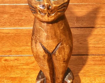 手彫りの木彫りの猫の像：タイの民芸品、青い目の猫の彫刻 - Etsy 日本