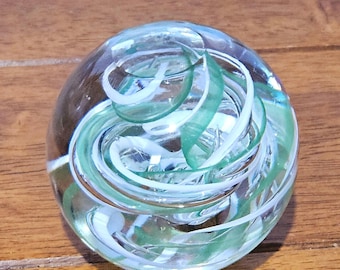 Pisapapeles antiguo de Langham Glass England, diseño en espiral verde y blanco con burbujas controladas, vidrio artístico británico soplado a mano.
