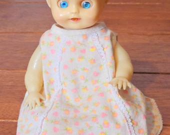 Vintage Poupée idéale pour bébé avec des yeux bleus endormis et une robe, jouet en plastique dur des années 1950 20 cm (20 cm)