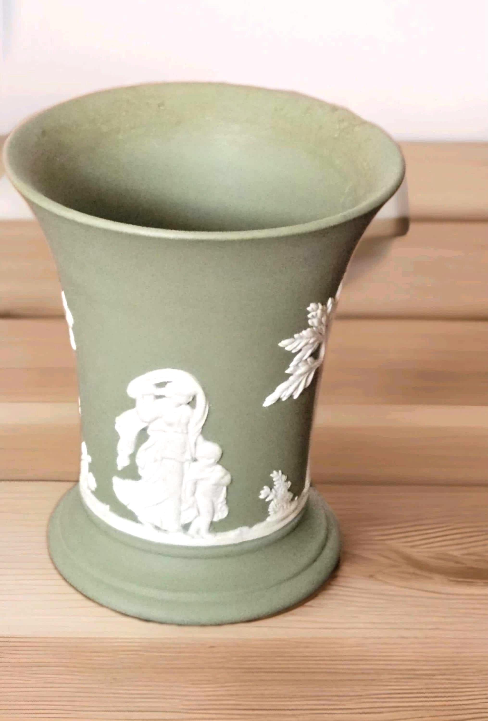 ウェッジウッド ジャスパーウェア コレクション：セージグリーンの花瓶