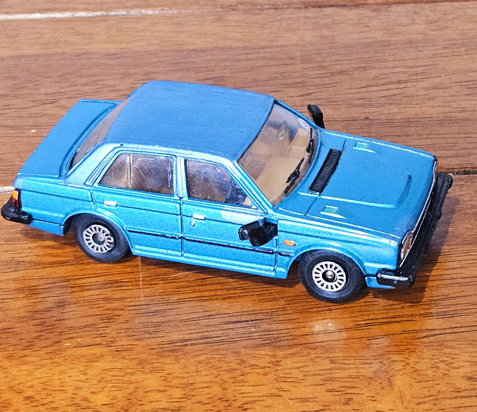 当時物　★★【ミニカー】CORGI TOYS/PLYMOUTH★イギリス製★希少 Corgi Triumph Acclaim Blue 1:36th 276 and Corgi Peugeot 505 ST1