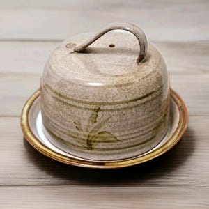 VTG Handmade Artisan Large Grey Speckled Clay Pottery Butter/Cheese Dish Dome Lid