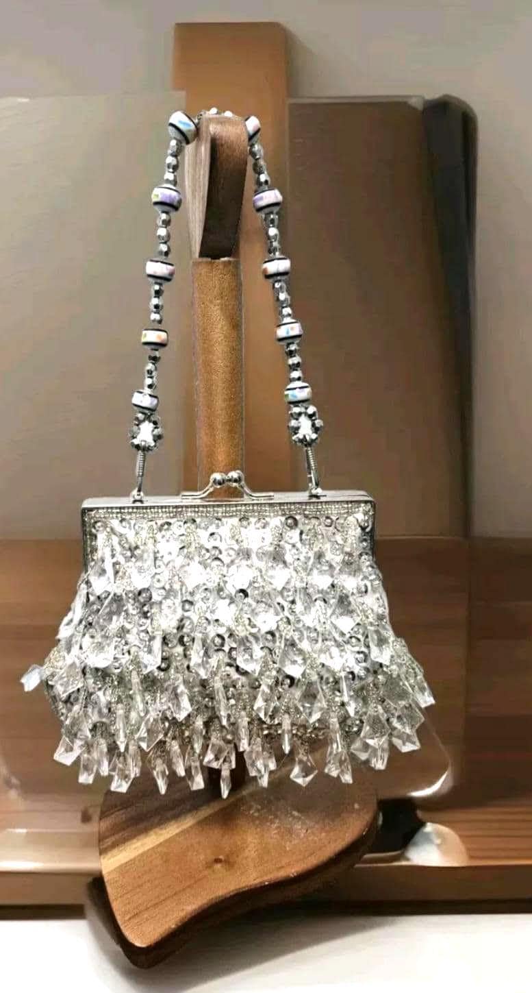 ビンテージビーズ　クラッチバッグ ヴィンテージビーズクラッチ：1990年代のシルバープロムバッグと