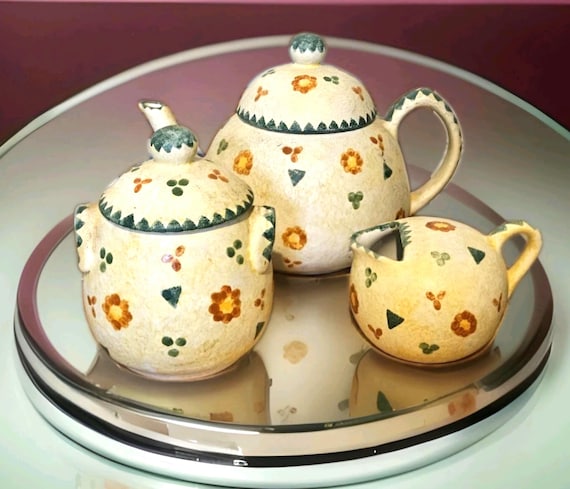 手描きの伝統的なポルトガルの陶器のトリオティーポット、シュガー 