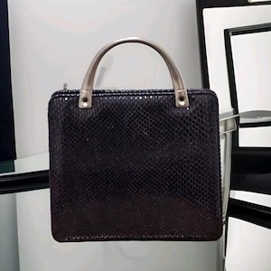 Bolso Jane Shilton de los años 80 en color negro con efecto espejo y cartera con asa de latón