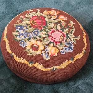 Repose-pieds victorien antique brodé : Tapisserie florale ronde en noyer, 33 cm