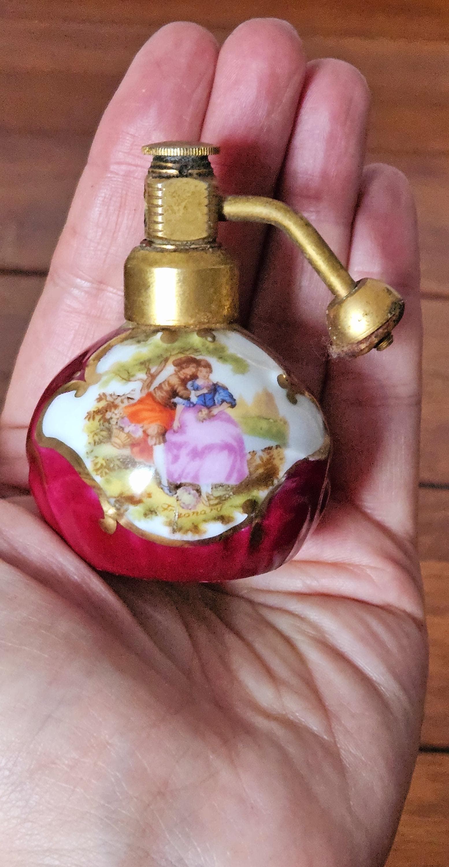 ヴィンテージの赤いリモージュ磁器製香水アトマイザーボトル：フランス