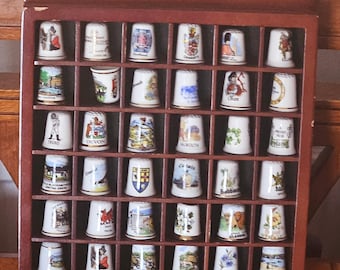 An der Wand befestigter Fingerhut-Schaukasten + 36 Fingerhüte-Sammlung