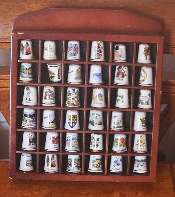 木製の壁掛け式指ぬきディスプレイケース + 36 個の指ぬきコレクション