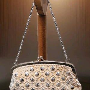 Vintage 50er Jahre Weiße Handtasche Handgelenk Clutch Trauung Zeremonie Tasche mit Silber Perlen Handmade in Hong Kong